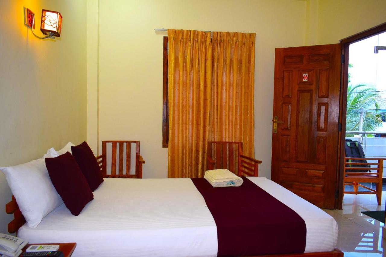 Luxury Everest Hotel Trincomalee Exterior foto
