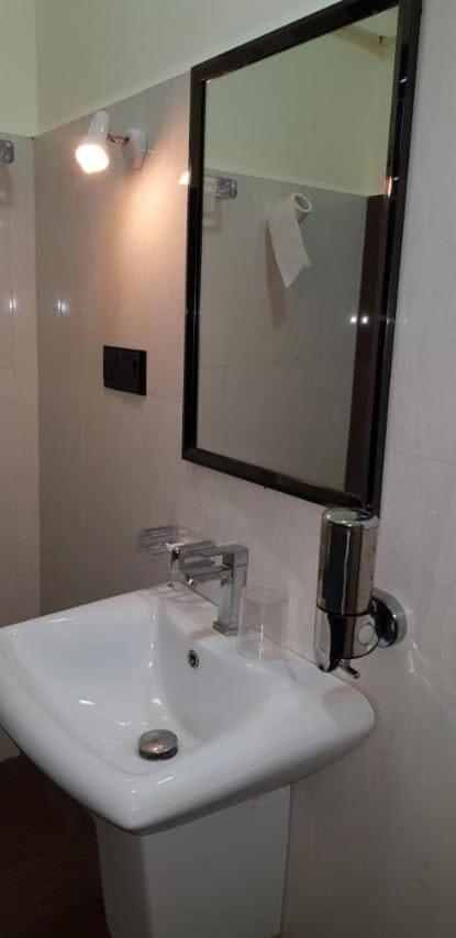 Luxury Everest Hotel Trincomalee Exterior foto